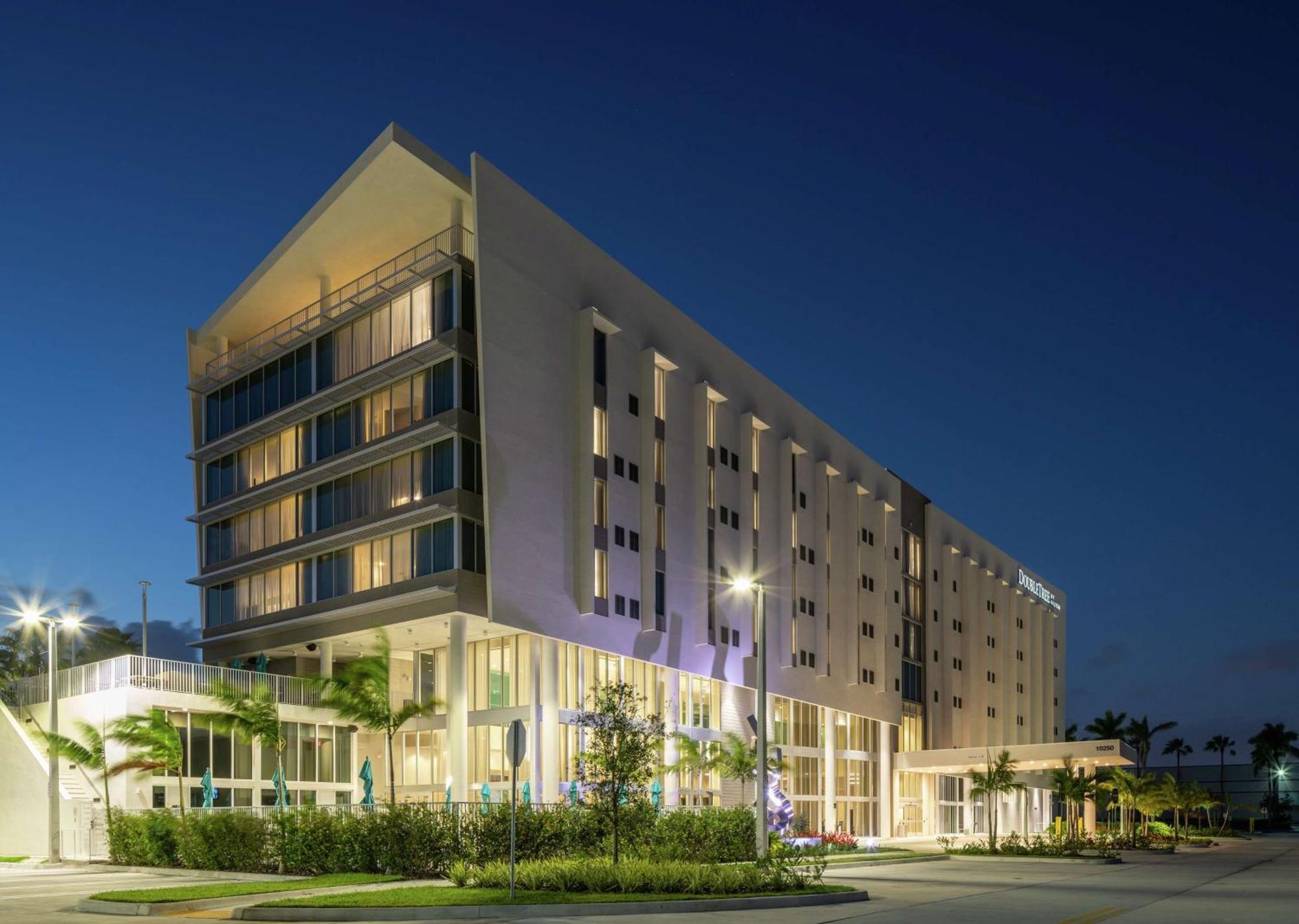 Doubletree By Hilton Miami Doral Hotel Sweetwater Exterior foto