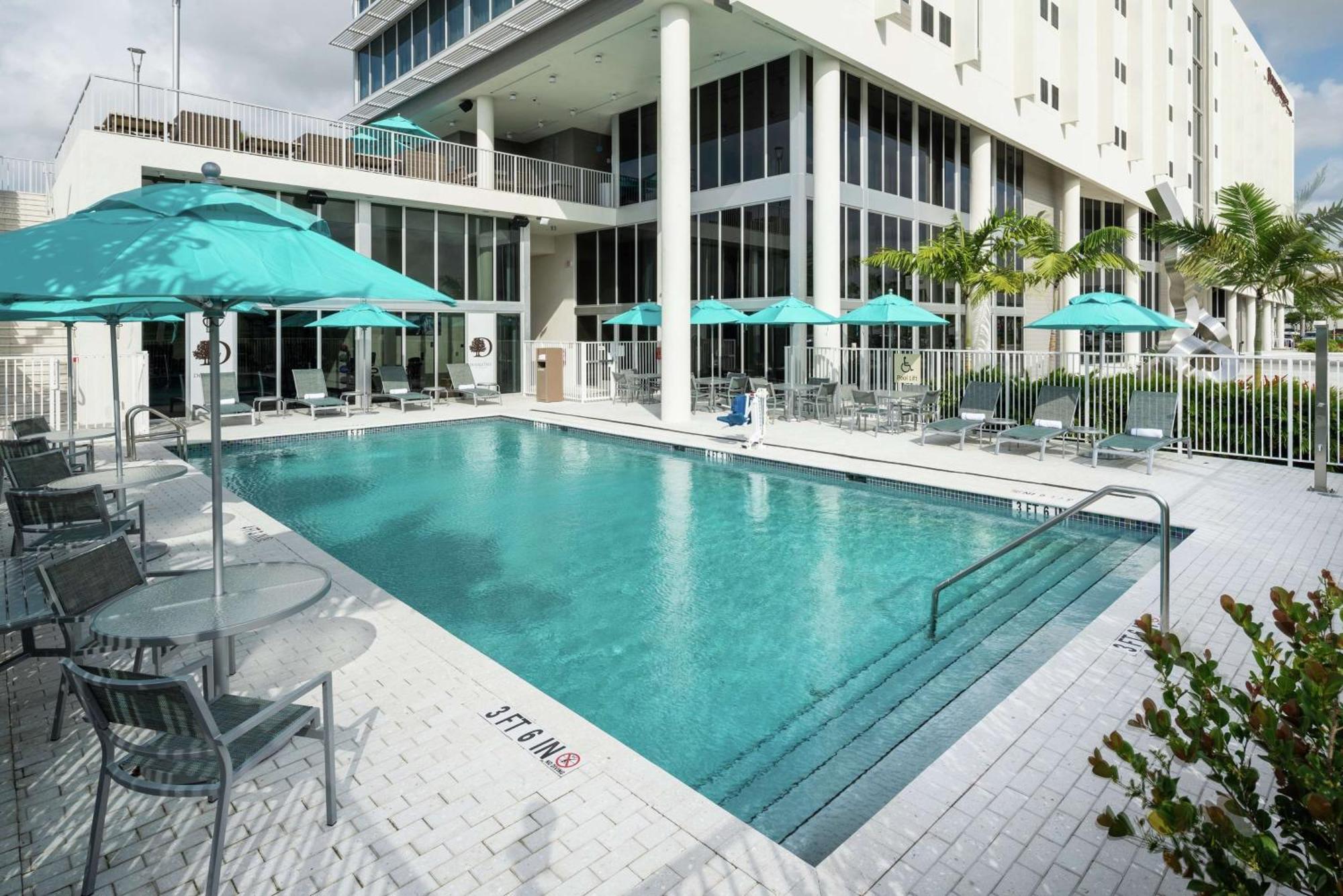 Doubletree By Hilton Miami Doral Hotel Sweetwater Exterior foto