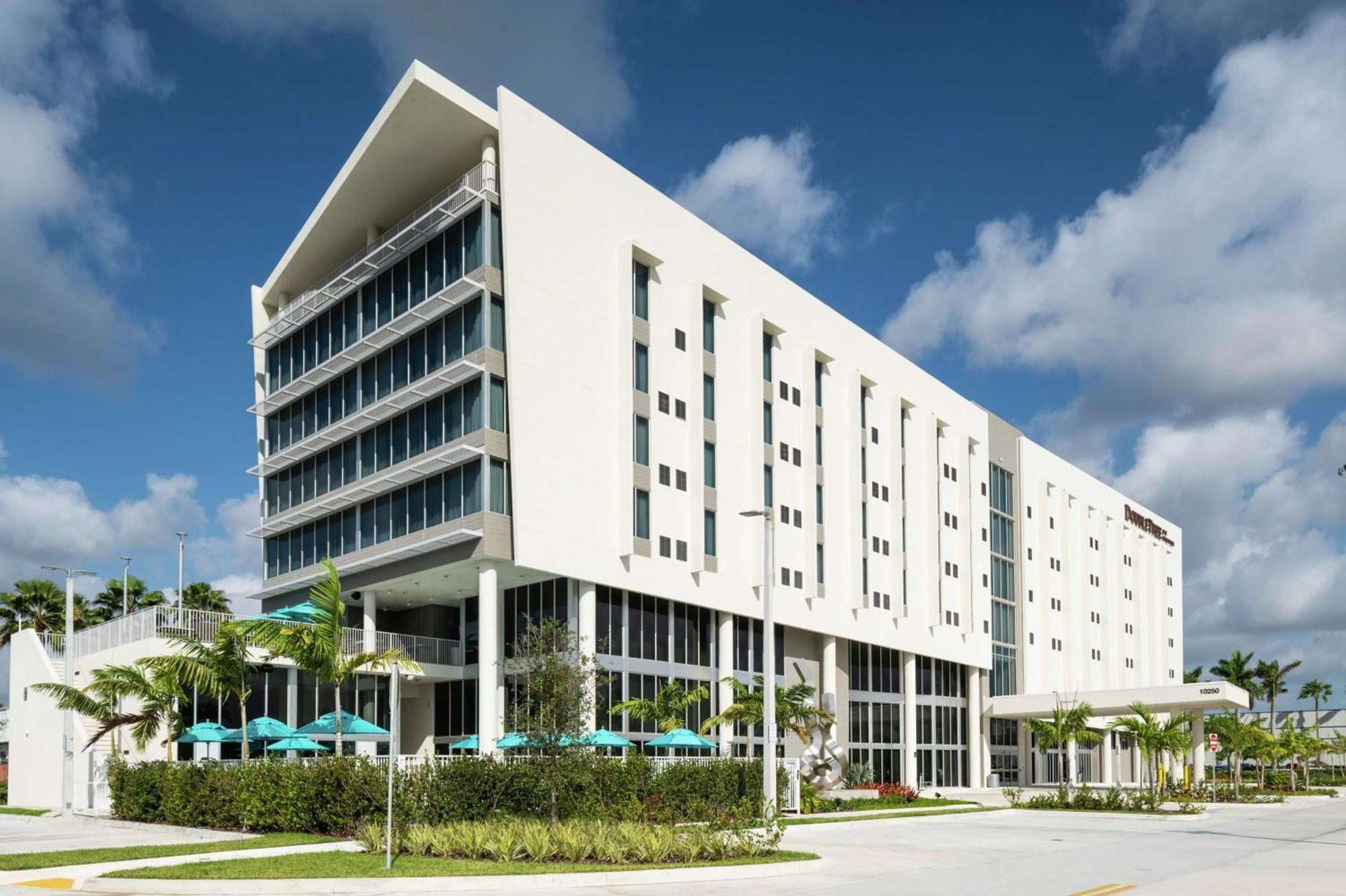 Doubletree By Hilton Miami Doral Hotel Sweetwater Exterior foto
